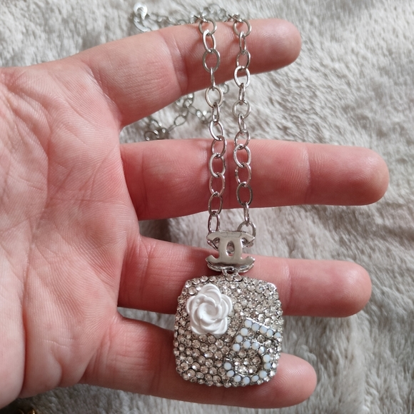 Elegant Cubic Zirconia White Flower Necklace - Picture 9 of 17